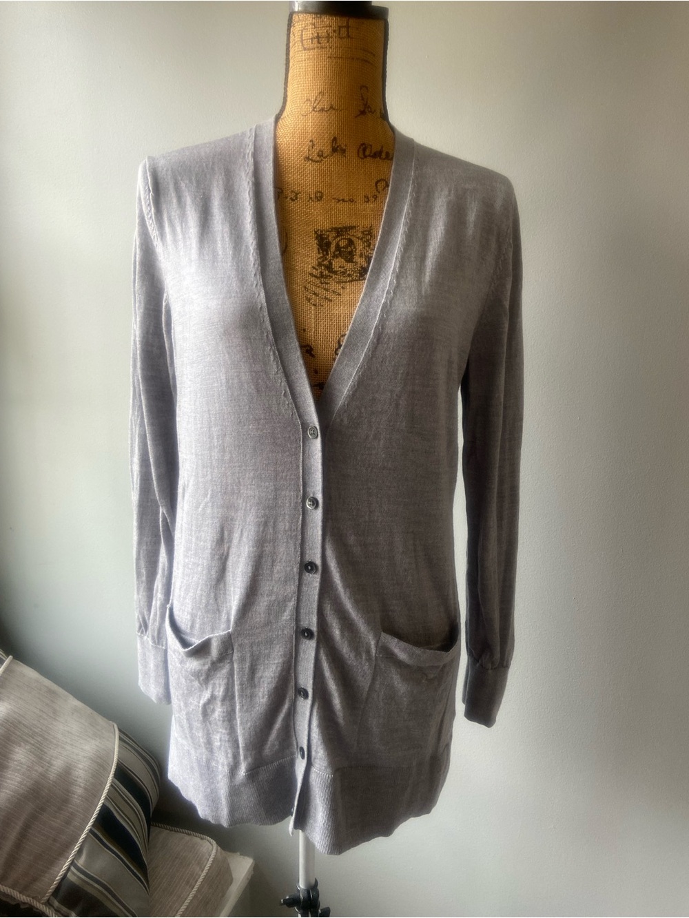 Banana Republic Sz M Light Gray Merino Wool Women’s V-Neck Button Cardigan